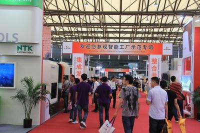 首个自动化组线集成及智能工厂示范专馆成为展会全场最突出的亮点,行业专家、众多展商和观众给予这一业界首创的全新展览模式高度评价。 首个自动化组线集成及智能工厂示范专馆成为展会全场最突出的亮点,行业专家、众多展商和观众给予这一业界首创的全新展览模式高度评价。